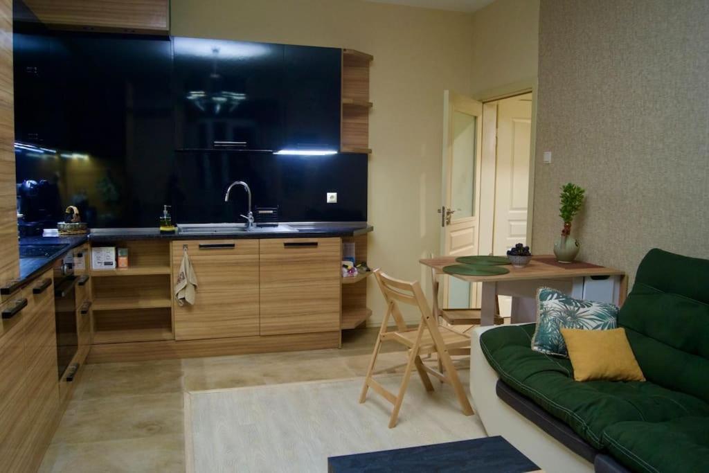 Cozy 2Br Oasis In Central Burgas Екстер'єр фото